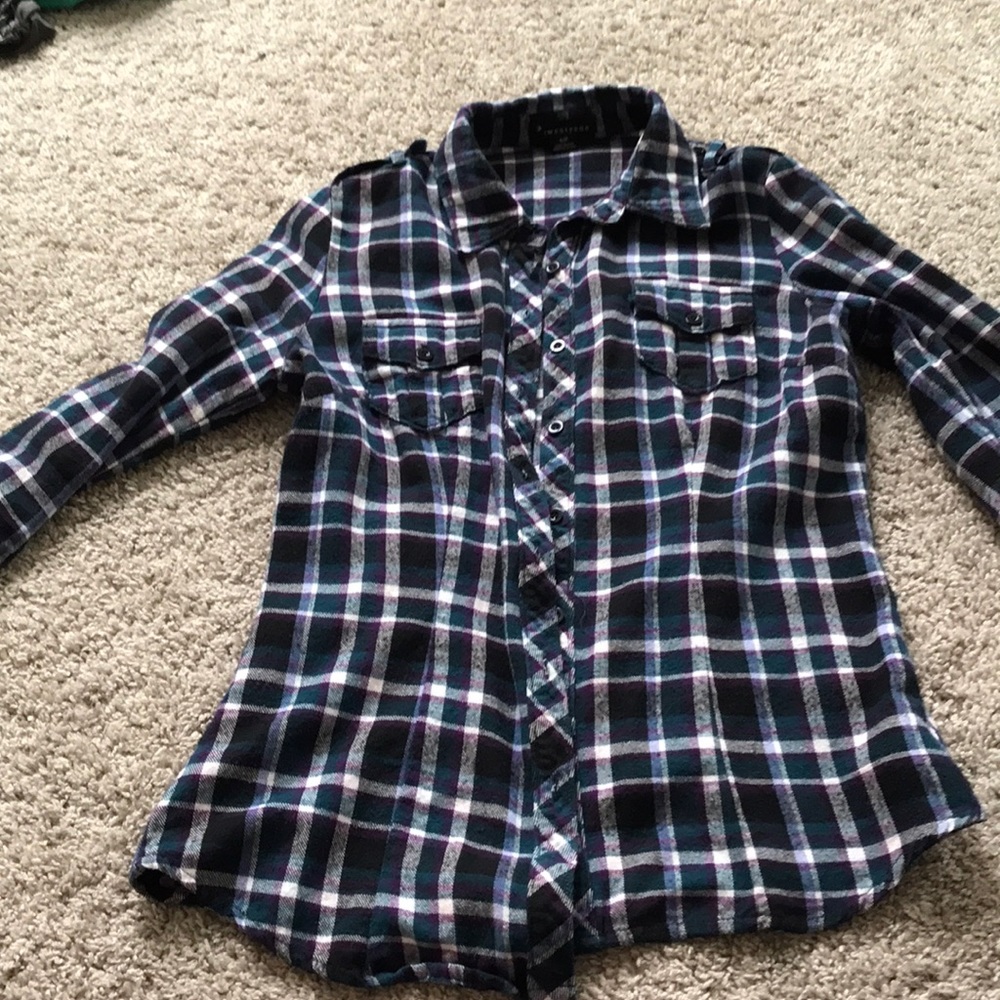 Long sleeve or 3 quarter sleeve plaid shirt